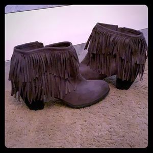 Short fringe grey boots
